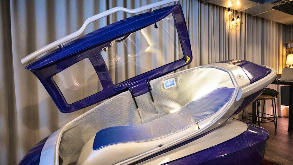 Nuovi interrogativi su «Sarco». Segni di strangolamento sul collo della donna morta nella capsula per il suicidio?