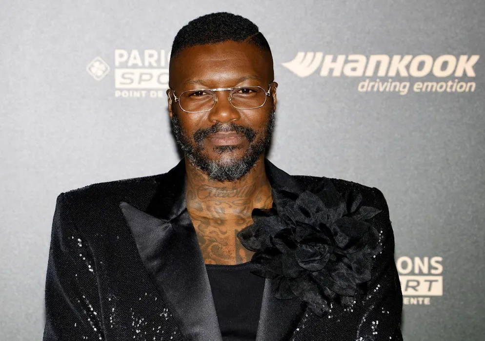 Ballon d'Or 2024. Une grosse fleur ornait le revers de son blazer. On aime cette touche de fantaisie pour une parfaite rupture de style avec ses tatouages.