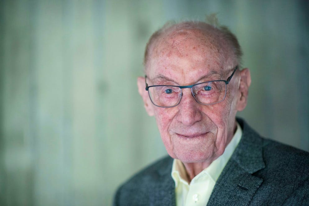 Von diesen Stars mussten wir uns 2024 verabschieden. <strong>27.10. Edzard Reuter (96):</strong> Der studierte Mathematiker und Jurist war von 1987 bis 1995 Vorstandsvorsitzender der Daimler-Benz AG.