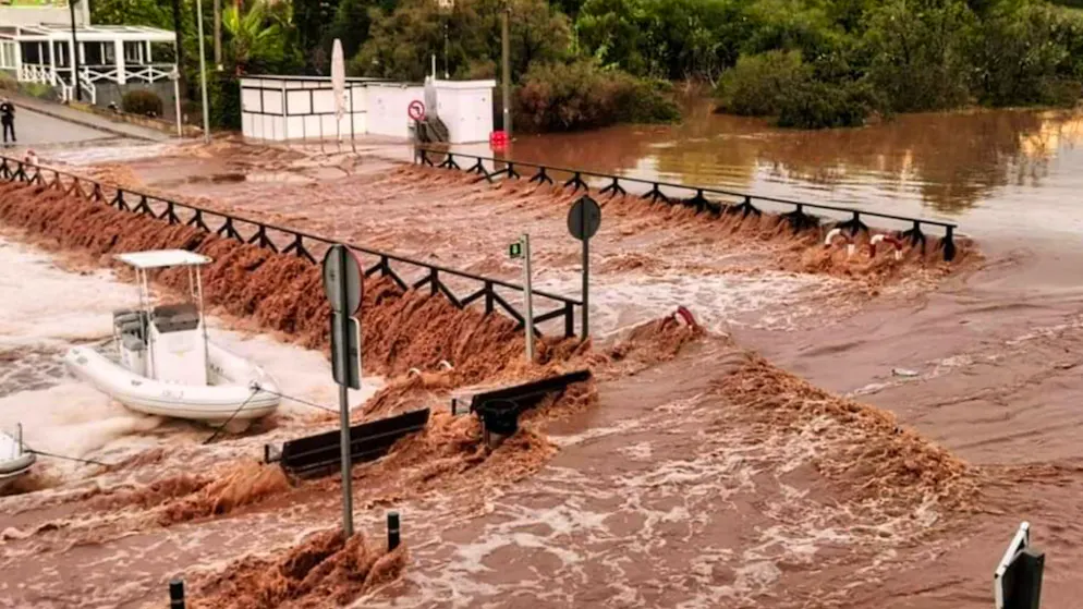 Images impressionnantes. Pluies dévastatrices: le paradis des vacanciers sous les eaux