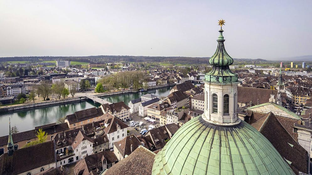 Die Stadt Solothurn, hier vom Turm der St. Ursen-Kathedrale aus gesehen, behält ihre Stadtpolizei. (Archivbild)