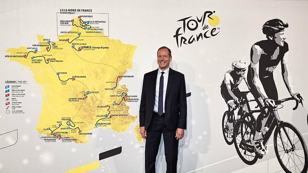 Christian Prudhomme, langjähriger Generaldirektor der Tour de France, posiert vor Frankreichs Landkarte, auf welcher die nächsten Sommer zu befahrende Strecke ersichtlich ist.