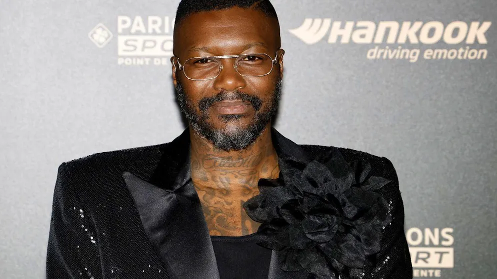 Tapis rouge 2024. Djibril Cissé avec des paillettes au Ballon d'Or