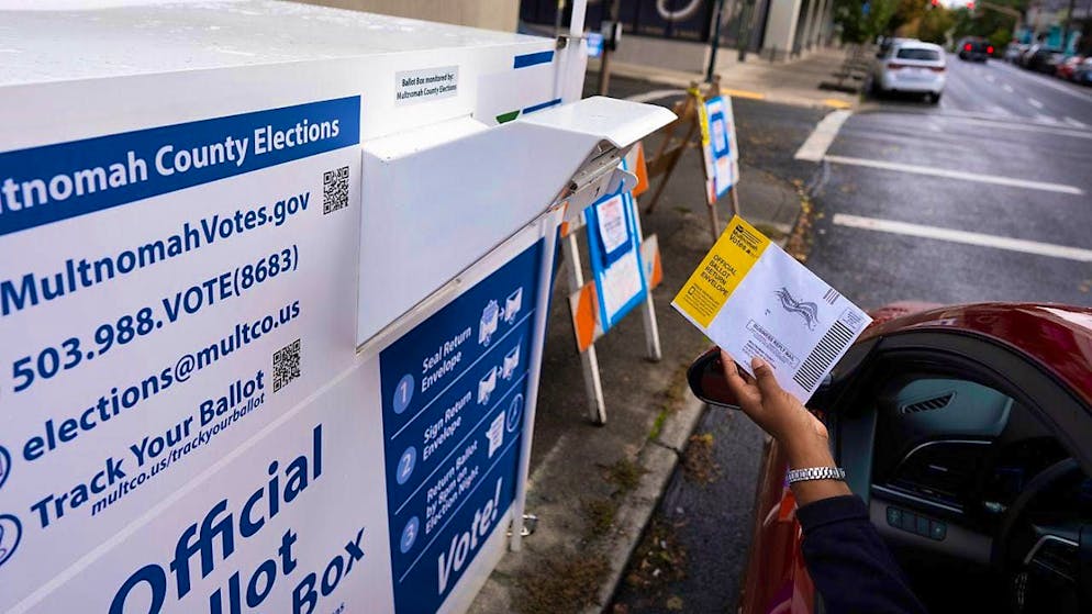 A voter casts his ballot for the 2024 US election in a newly installed ballot box. Photo: Jenny Kane/AP/dpa