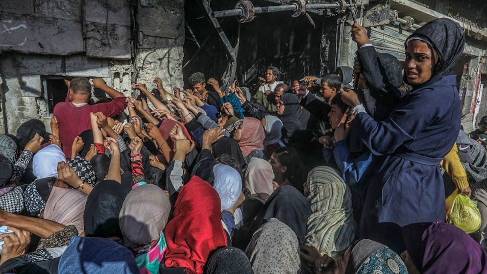 ARCHIV - Vertriebene Palästinenser drängen sich in der einzigen noch verbliebenen Bäckerei in der Stadt um Brot. Foto: Abed Rahim Khatib/dpa