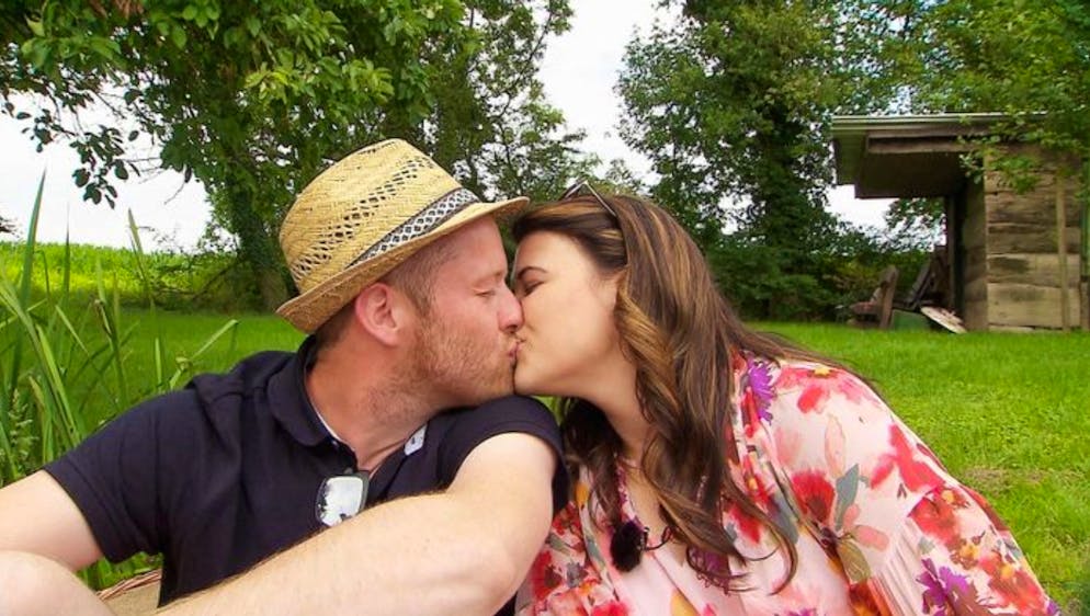 «Bauer sucht Frau»-Liebesfiasko. Auch Bauer Andreas und Lisa-Marie küssen sich zum ersten Mal.