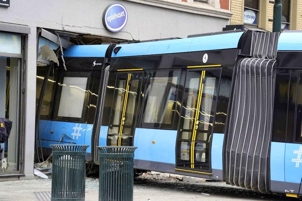 Tram fahrt in Oslo in Ladin. A Strassenbahn works at the Innenstadt von Norwegens Hauptstadt Oslo and an Elektronik Geschäft. 