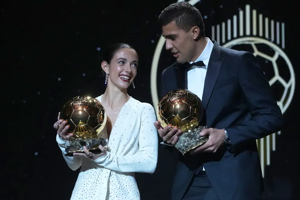 Ballon d'Or 2024. Aitana Bonmati, la joueuse du FC Barcelone, et Rodri, joueur de Manchester City, ont rafflé un trophée. Bonmati arborait une robe à décolleté plongeant et nouée sur le devant.