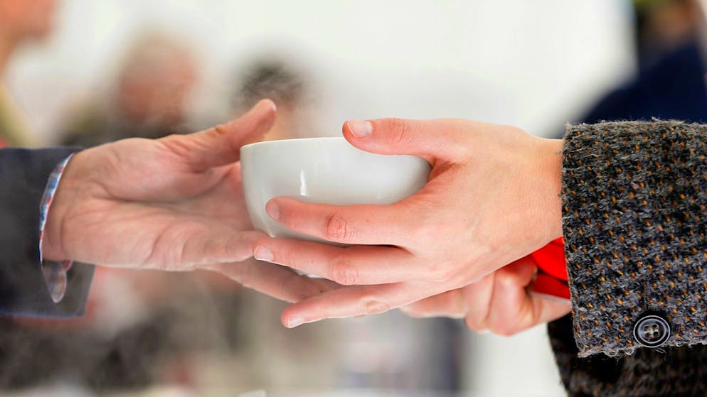 Suppen werden serviert anlässlich einer Aktion für Menschen in Armut auf dem Zürcher Paradeplatz. (Archivbild)