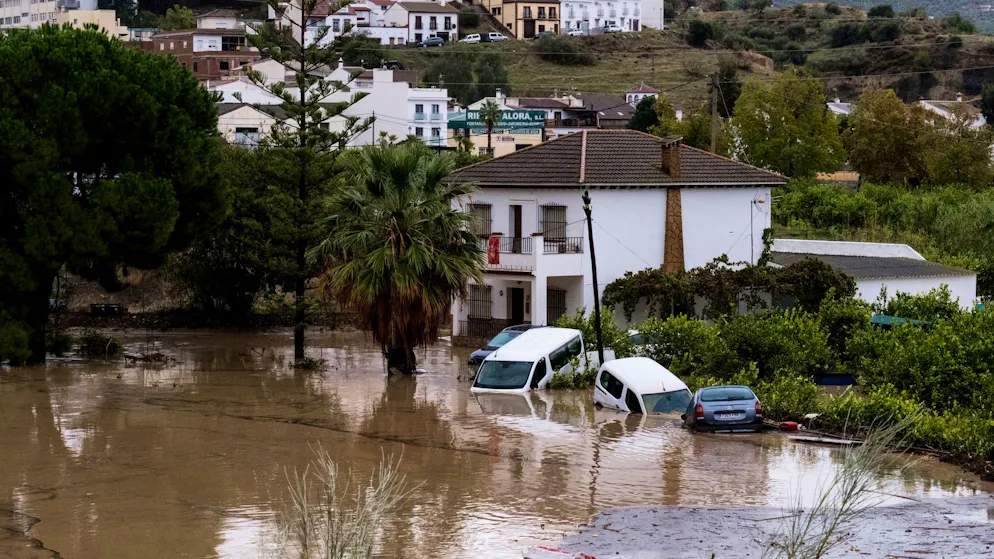 Weggespülte Autos und entgleister Schnellzug in Spanien - Gallery. In Álora unweit von Málaga, wo auch diese Autos Schaden nahmen, geriet ein Schnellzug aus den Gleisen.