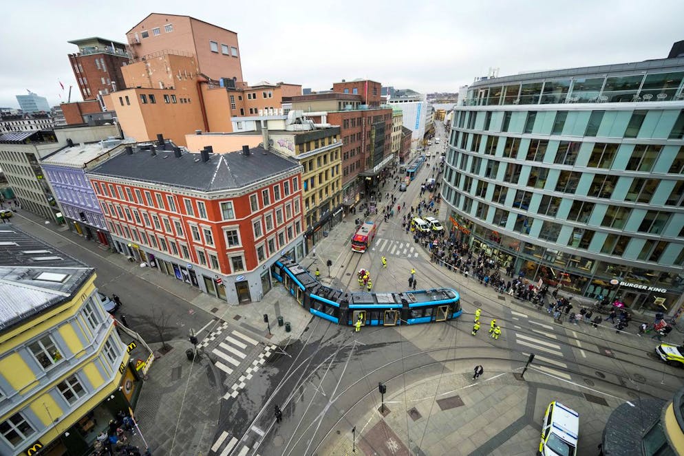 Tram fährt in Oslo in Ladin. Der Vorfall had a Strassenkreuzung.