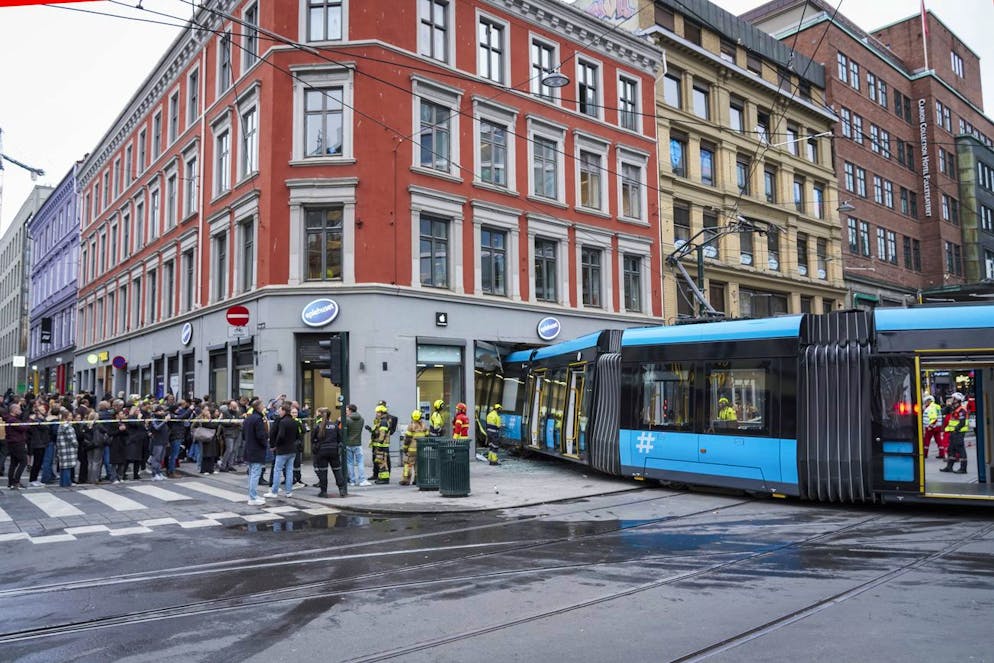 Tram fahrt in Oslo in Ladin. Schaulustige wohnen den Bergungsarbeiten bei.