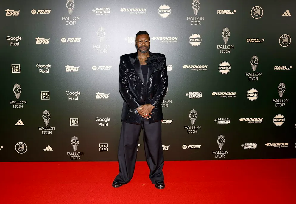 Ballon d'Or 2024. On peut heureusement compter sur Djibril Cisse pour s’amuser un peu! Le footballeur français qui arborait un pantalon ample a introduit des paillettes dans la garde-robe masculine.