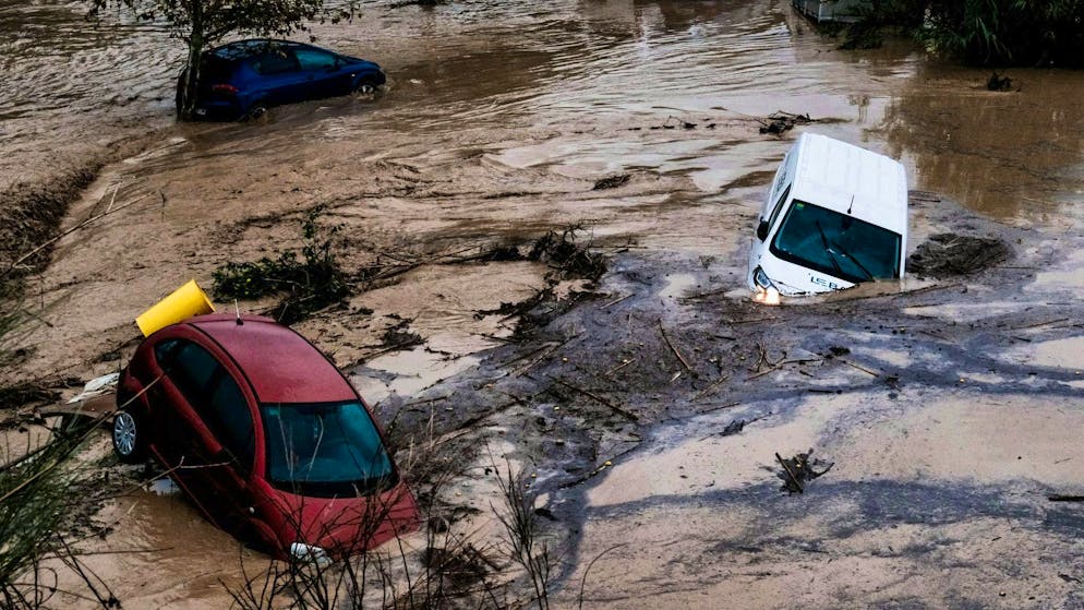 Cars washed away and derailed express train in Spain - Gallery. Cars and trees were swept away like toys in the floods.