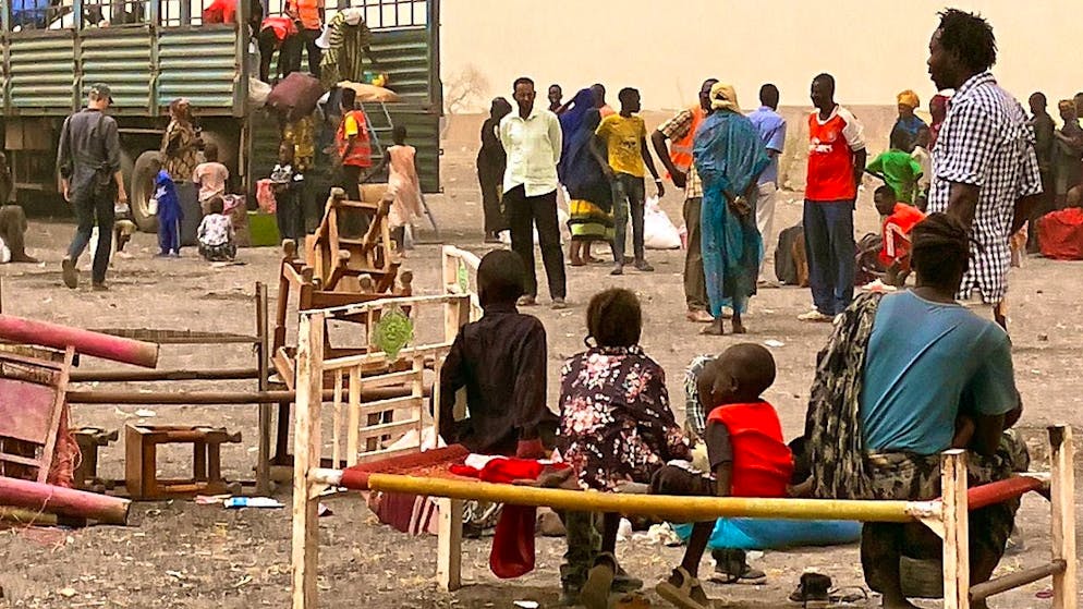 ARCHIVE - Refugees from Sudan wait with their belongings near the southern Sudanese border town of Renk. Photo: Eva-Maria Krafczyk/dpa