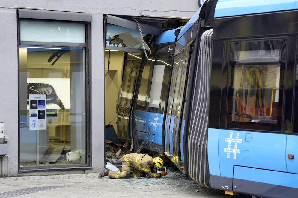 Tram fahrt in Oslo in Ladin. He started Einsatzkräfte die Schäden.