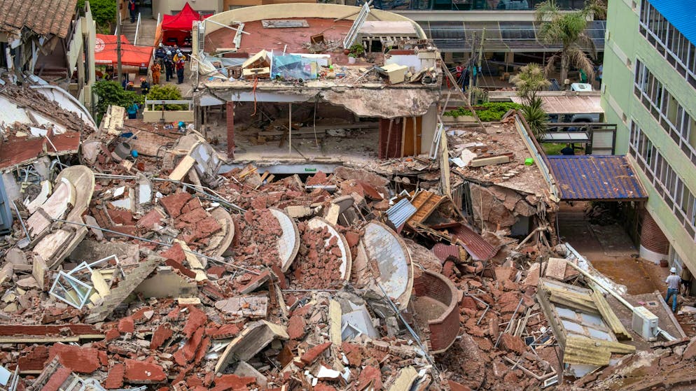 The authorities have announced that they are still searching for nine to eleven people trapped in the building.