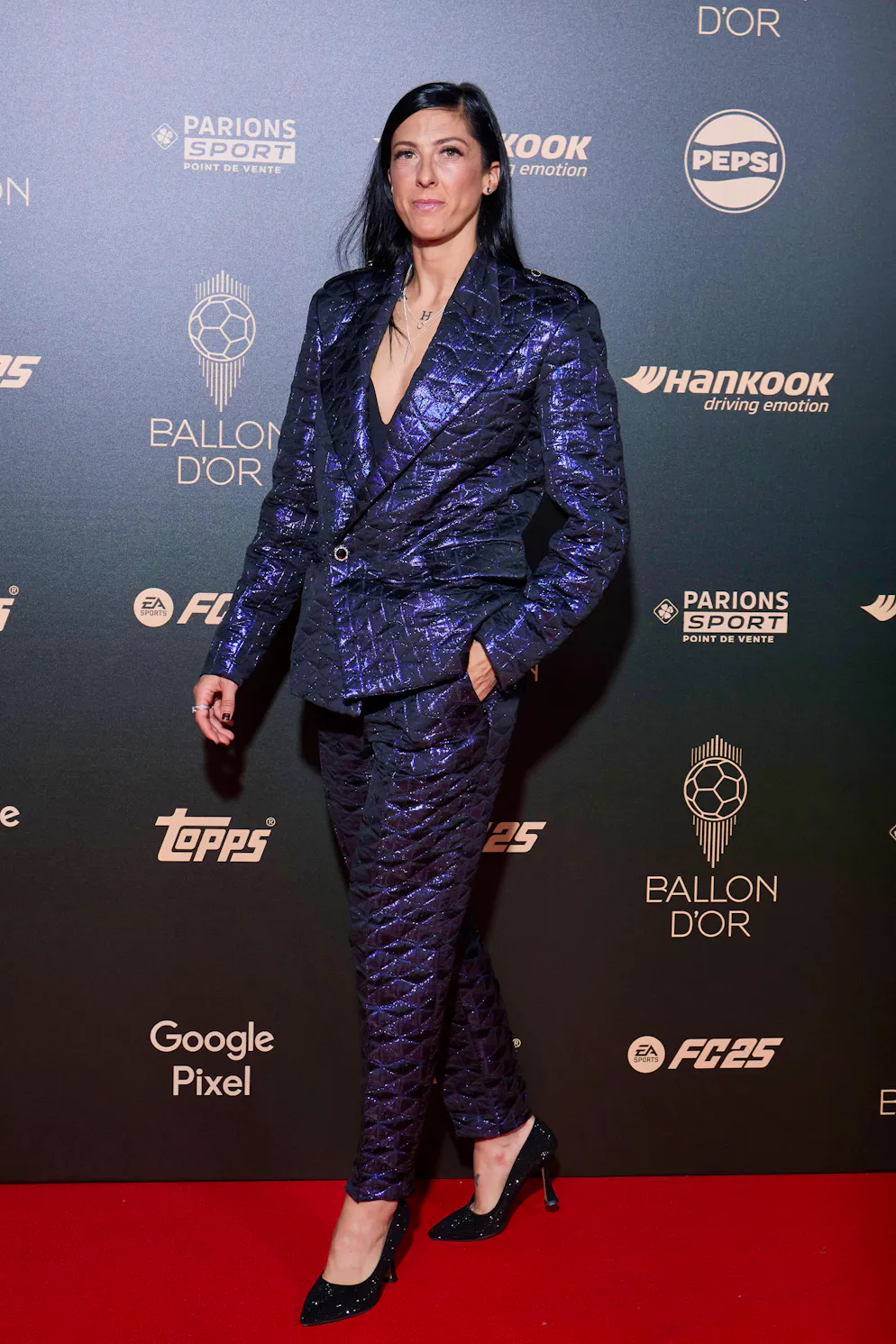 Ballon d'Or 2024. Jenni Hermoso qui a reçu le Trophée Socrates pour son engagement dans des projets sociaux et caritatifs brillait de la tête aux pieds, arborant un costume bleu métallique à effet «écailles» qu'elle a associé à des escarpins à sequins. 