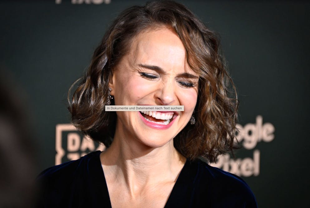 Les nouvelles coiffures des stars. Natalie Portman a également succombé au carré, mais version brushing ondulé. La star de «Black Swan» a fait sensation sur le tapis rouge du Ballon d’Or, ce 28 octobre, vêtue de Dior. 