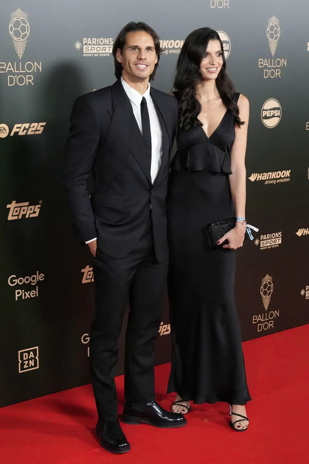 Ballon d'Or 2024. Yann Sommer était quant à lui très chic, vêtu d’un smoking noir, au bras de sa femme Alina qui arborait une robe au détail peplum, tendance des années 2010 qui revient en force ces derniers temps.