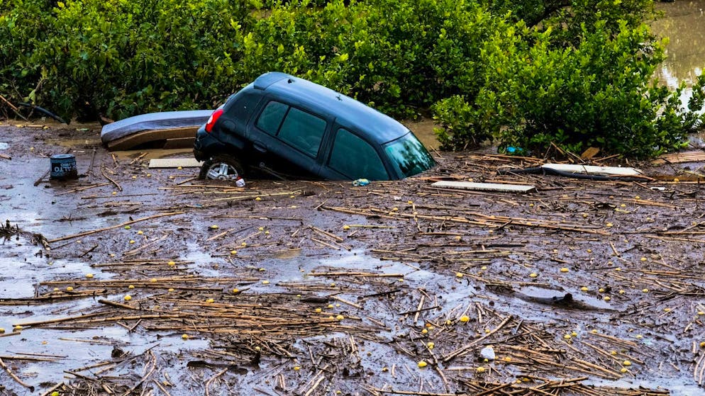 Cars washed away and derailed express train in Spain - Gallery. There was extensive damage.