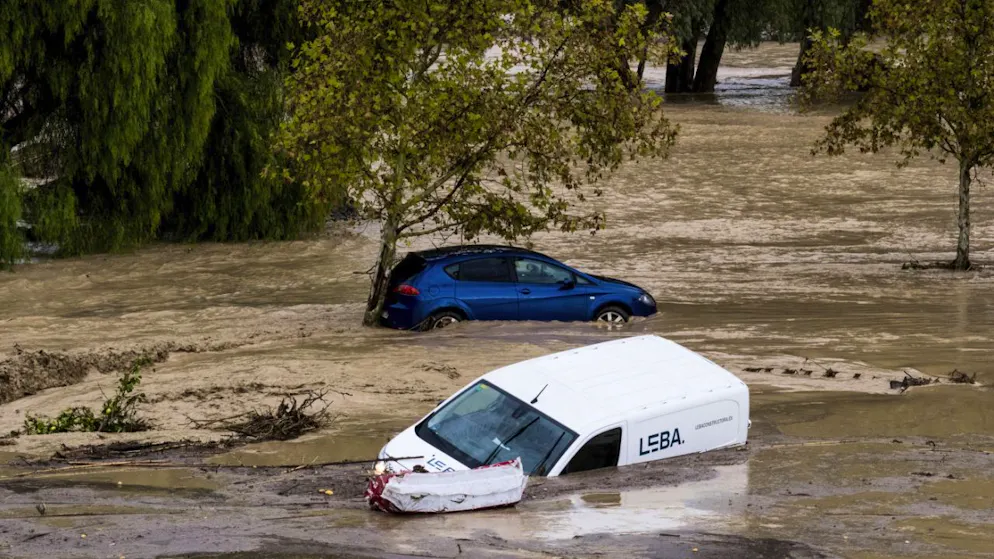 Des voitures sont emportées par l'eau dans la ville d'Alora, dans la province de Malaga.