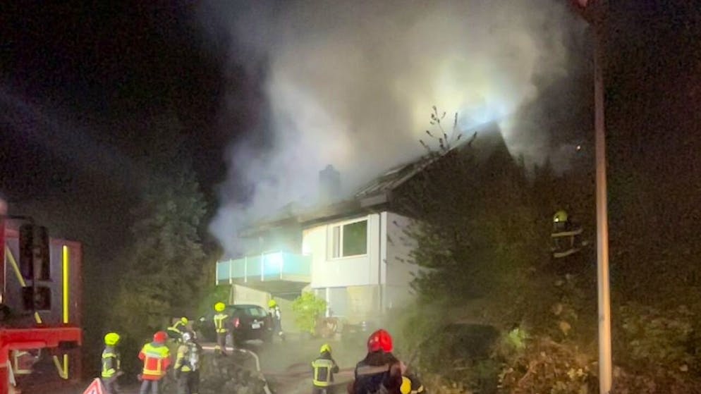 Feuerwehrleute am Montagabend im Einsatz in Erlinsbach SO.