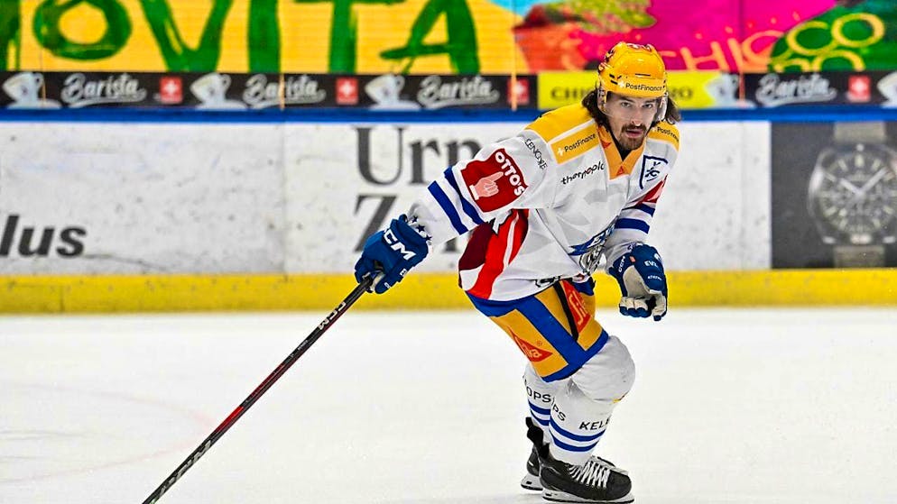 The high-flyer of the hour: Zug's Daniel Vozenilek scored at least one goal for the tenth game in a row