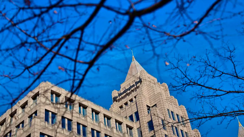 ARCHIVE - The lettering of the daily newspaper "Washington Post" hangs on the One Franklin Square building. Photo: Pablo Martinez Monsivais/AP/dpa