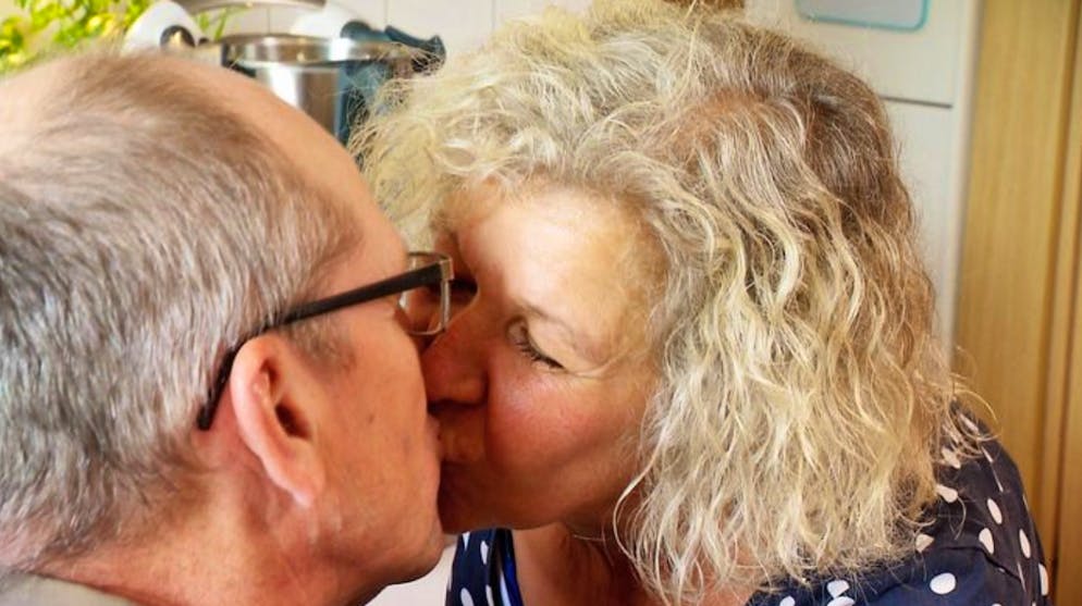 «Bauer sucht Frau»-Liebesfiasko. Sweer probiert sogar veganes Essen und bekommt dafür von Jenny einen Kuss.