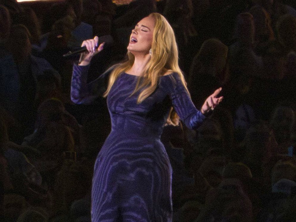 Adele est restée sourde d'une oreille après une infection.