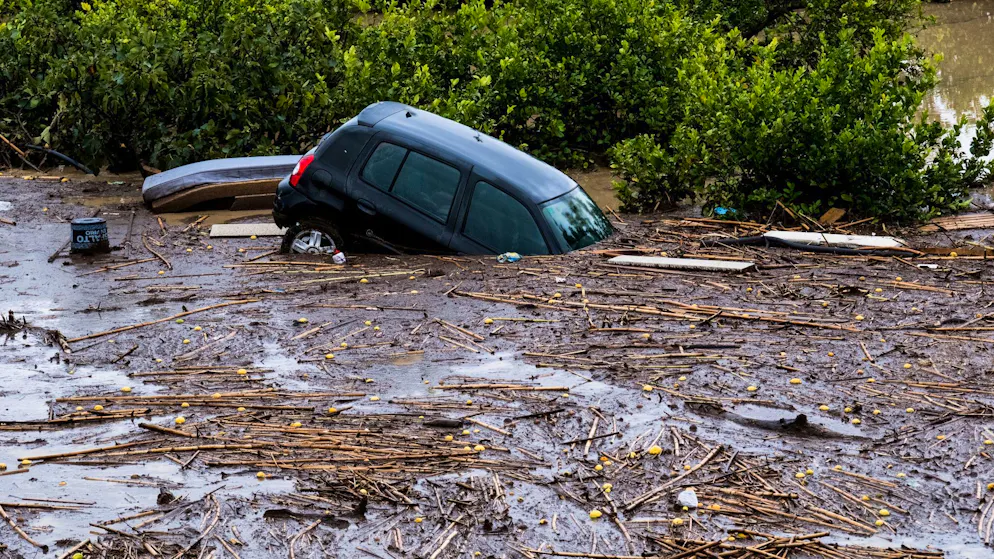 Weggespülte Autos und entgleister Schnellzug in Spanien - Gallery. Grosse Schäden sind zu beklagen.