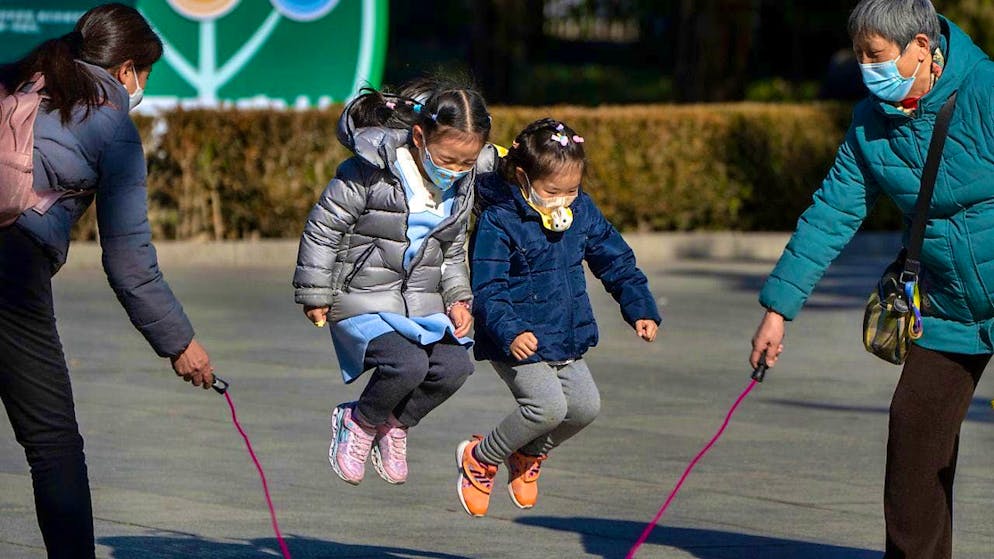 ARCHIVE - China's government wants to encourage couples to have more children. Photo: Mark Schiefelbein/AP/dpa