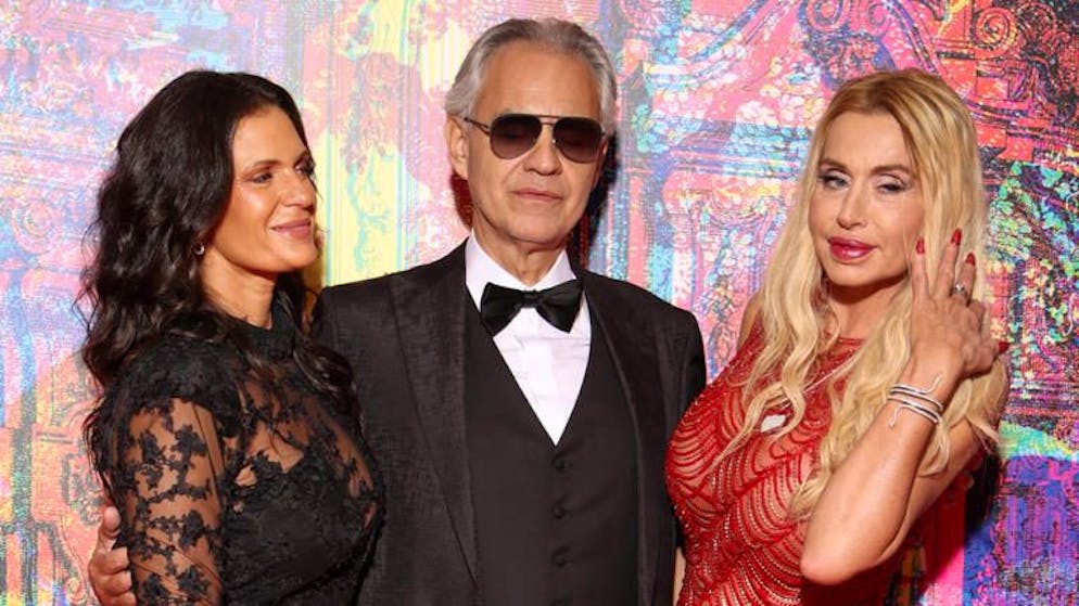 Ecco le originali. Diventano virali le foto ritoccate (e non poco) di Valeria Marini con Andrea Bocelli