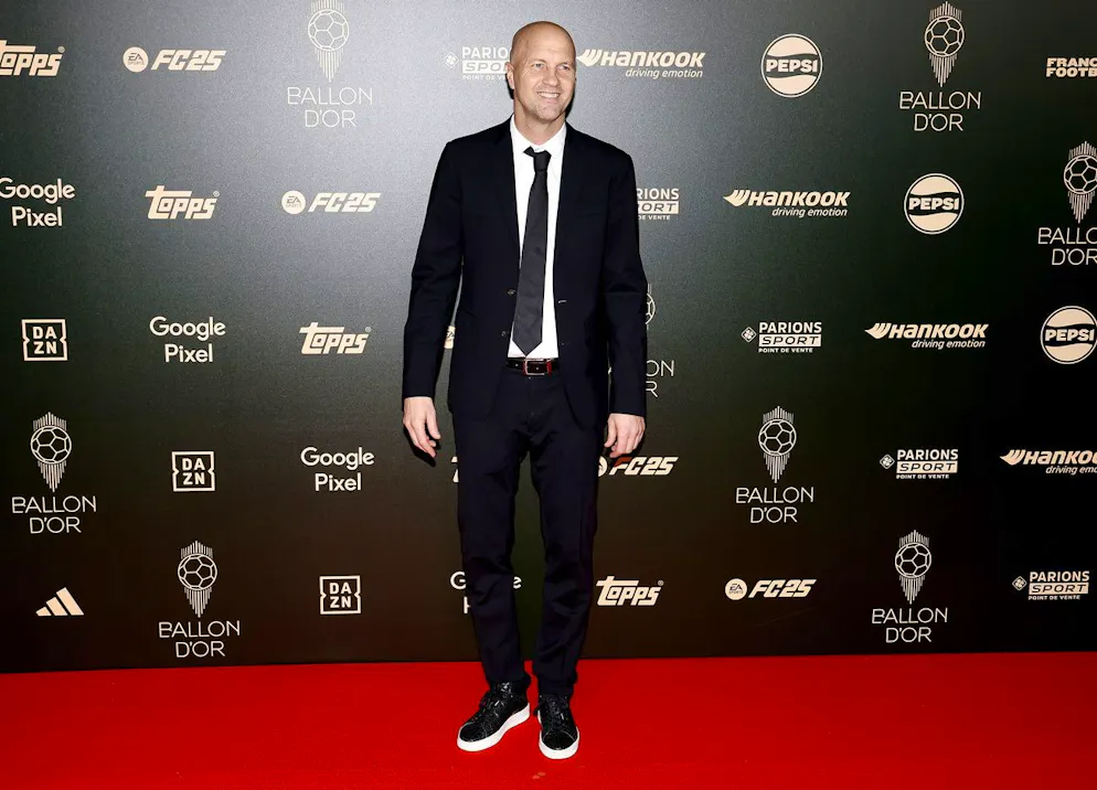 Ballon d'Or 2024. L'ancien joeur de foot néerlandais Jordi Cruyff avait misé sur des baskets noires à semelles blanches pour finir son look.