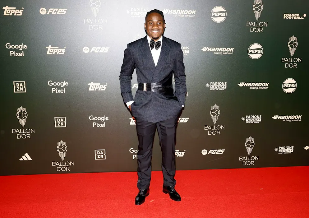 Ballon d'Or 2024. Le joueur nigérien Ademola Lookman a également apporté une note extravagante à sa tenue, soulignant sa taille avec une ceinture en cuir. Comme quoi un accessoire peut suffire pour mettre du piment à une tenue et se distinguer.