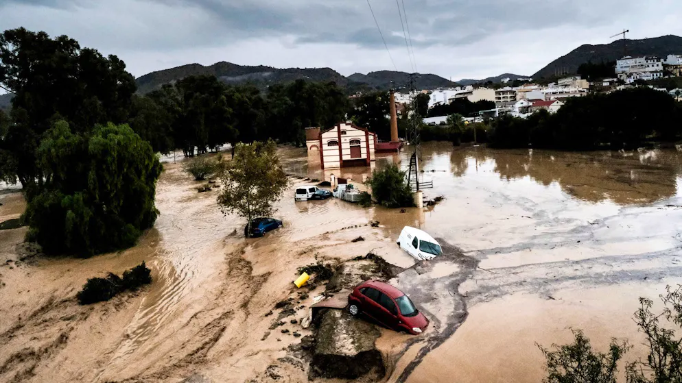 Weggespülte Autos und entgleister Schnellzug in Spanien - Gallery. In Alora bei Malaga wurden Autos weggespült.