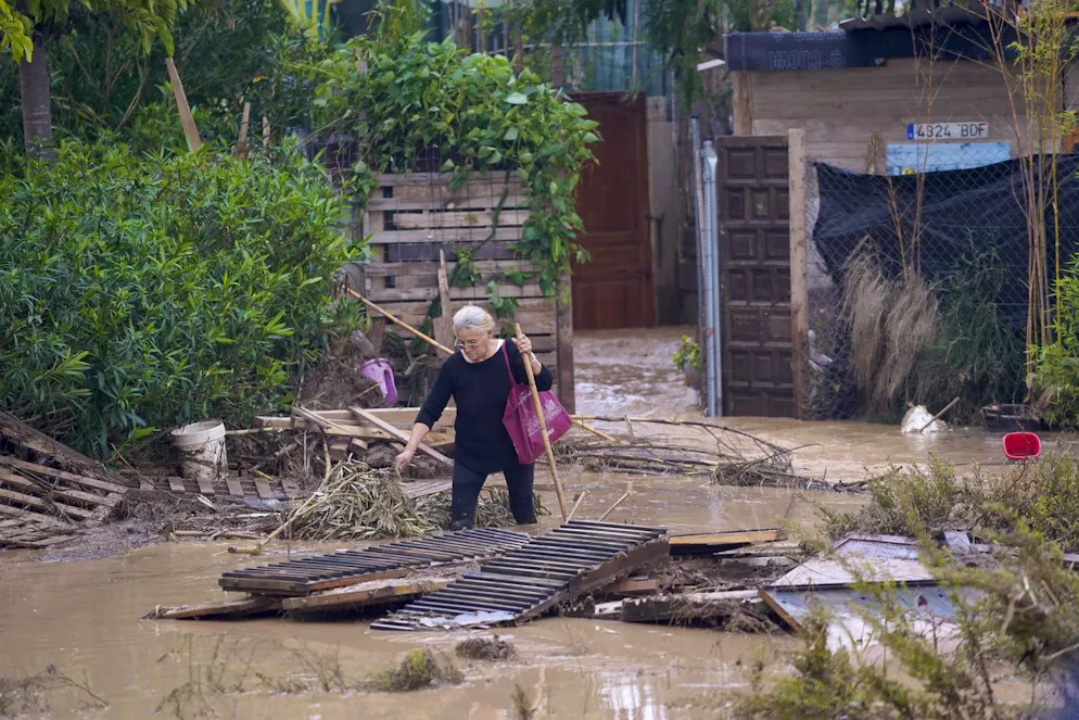 Inondations Espagne. Une femme marche dans les rues inondées de Valence le 30 octobre 2024.