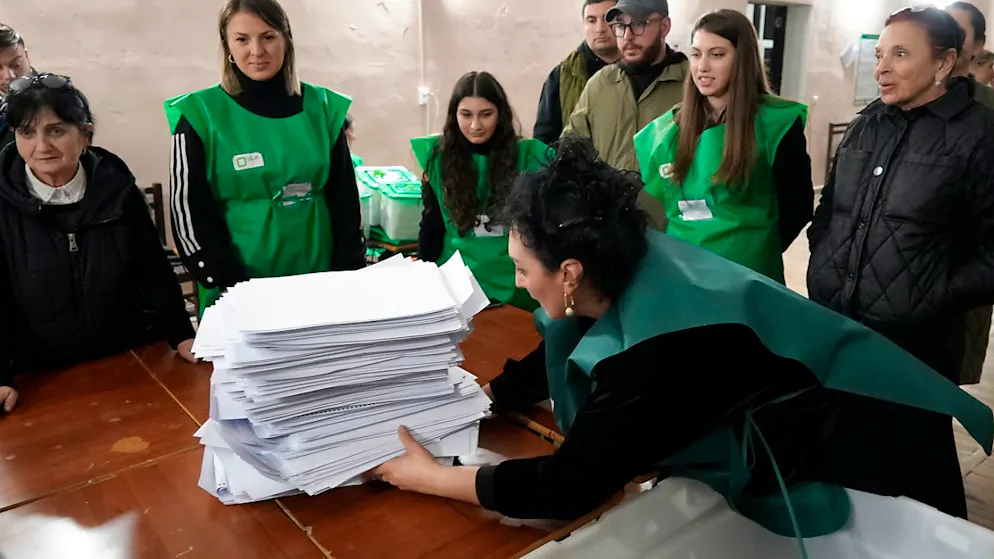 ARCHIV - Mitglieder einer Wahlkommission bereiten sich nach den Parlamentswahlen in Georgien auf die Auszählung der Stimmzettel in einem Wahllokal in Tiflis vor. Foto: Kostya Manenkov/AP/dpa