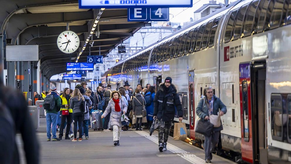 Numerose piccole stazioni in futuro non saranno più dotate dei classici indicatori di binario sul marciapiede ma di pannelli interattivi. (foto d'archivio)