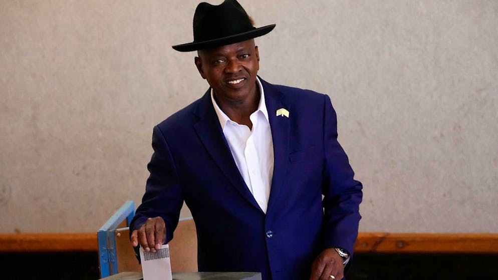 Der Vorsitzende der Demokratischen Partei Botsuanas, Mokgweetsi Masisi, gibt seine Stimme ab. Foto: Themba Hadebe/AP