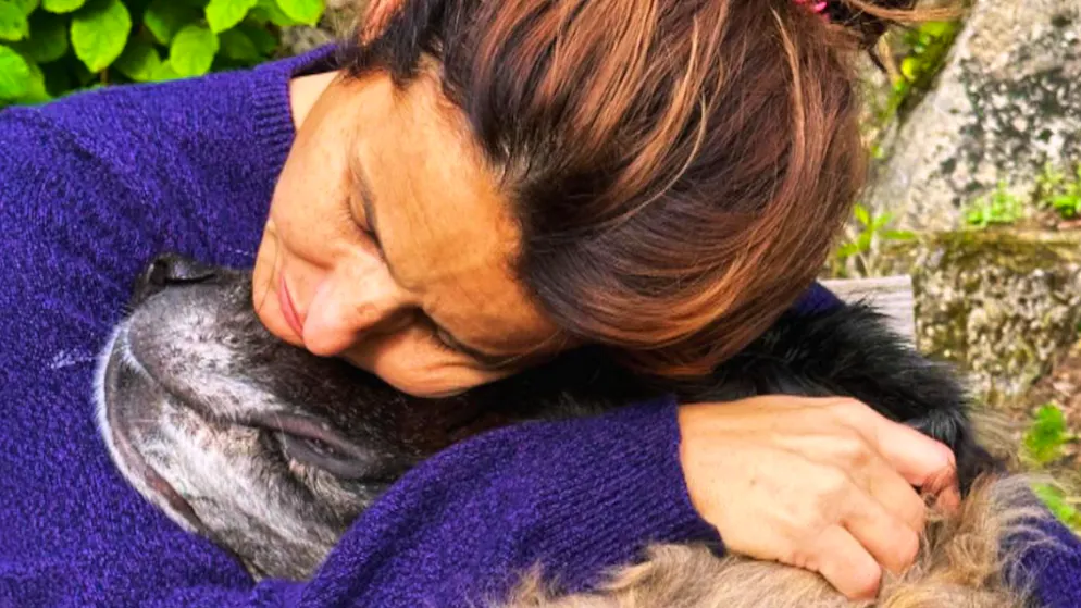 «Même son odeur...». «Elle va nous manquer» –Faustine Bollaert et son mari pleurent la mort de leur chienne