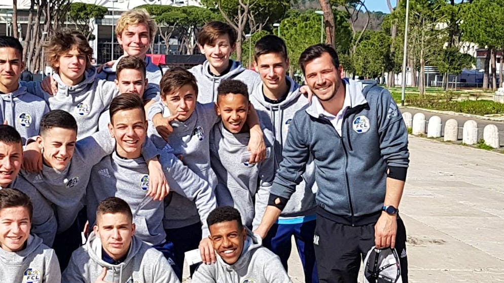 Trainingslager der FCL-U15 2017 in Rom: Trainer Michel Renggli mit seinen Talenten Luca Jaquez (M: 2.v.r.) und Ardon Jashari (M: 4. v.r.).
