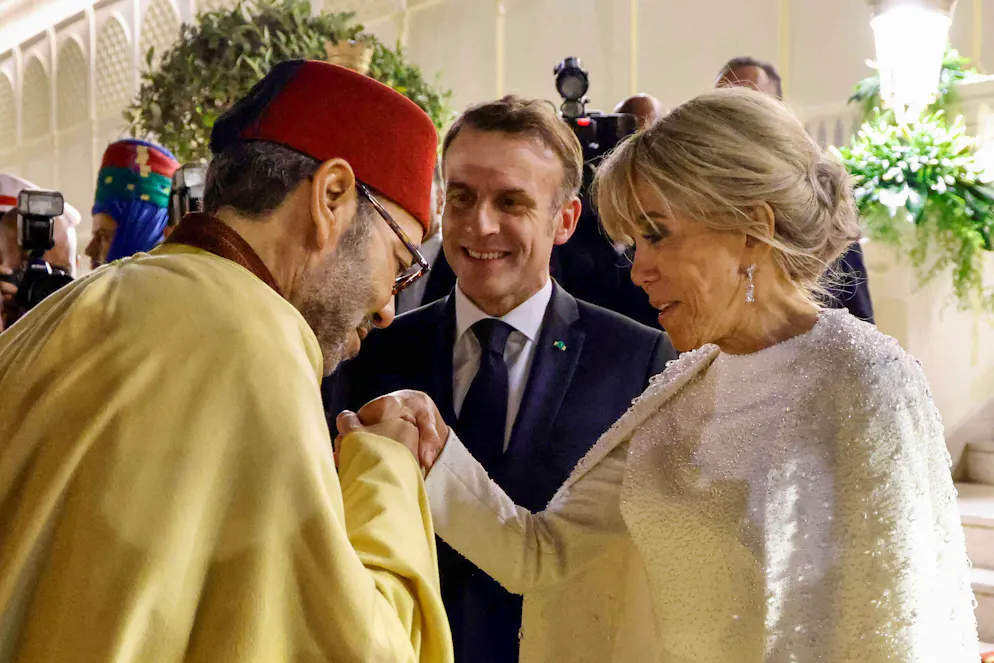 La robe-cape de Brigitte Macron. Pour l'occasion, la première dame de France avait choisi une robe-cape longue et recouverte de cristaux qui reflétaient la lumière.