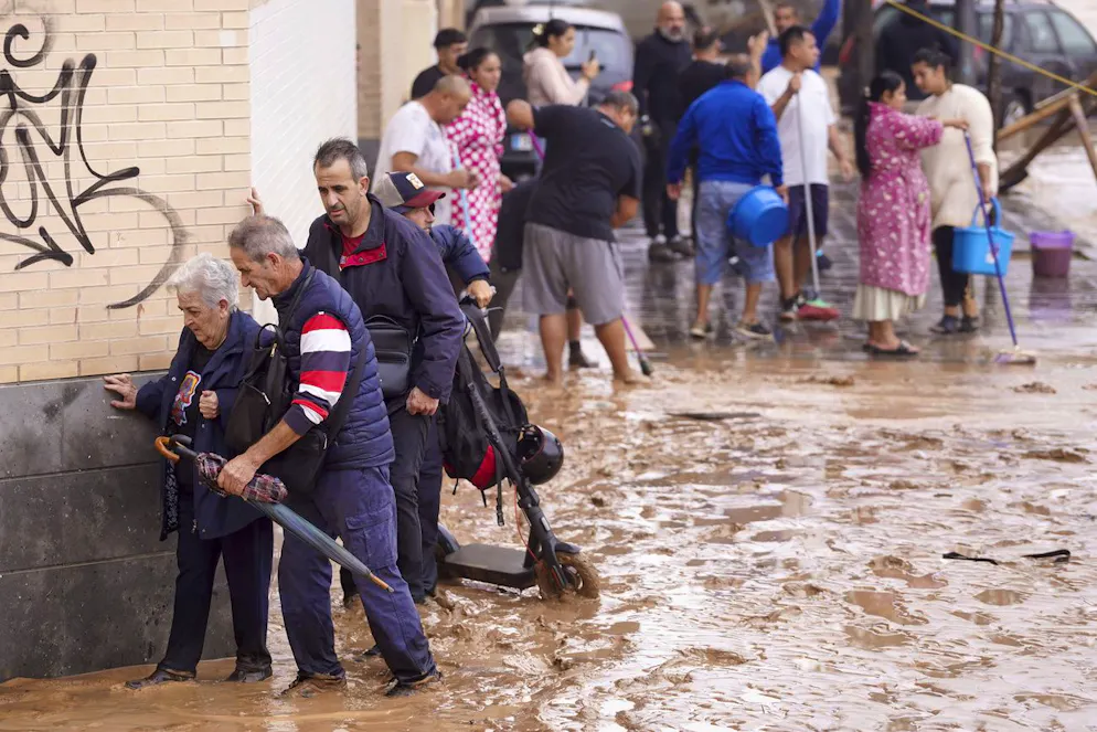 Inondations Espagne. La population s'entraide au coeur des rues inondées de Valence, le 30 octobre 2024.