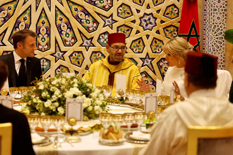 La robe-cape de Brigitte Macron. Pour la dernière soirée de sa visite d’État au Maroc ce 29 octobre, Brigitte Macron a voulu marquer les esprits, d’autant plus qu’il s’agissait du dîner d’État au Palais royal de Rabat, en compagnie du roi du Maroc Mohammed VI.