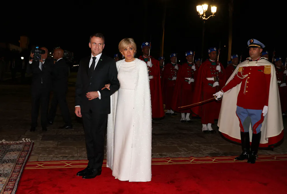 La robe-cape de Brigitte Macron. Si le président avait opté pour un costume classique, son épouse a fait sensation.