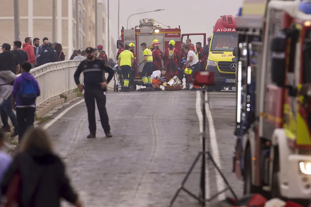 Inondations Espagne. Des équipes d'urgence entourent le corps d'une personne au sol après avoir été secourue des inondations à Valence, en Espagne, mercredi 30 octobre 2024. (AP Photo/Alberto Saiz)