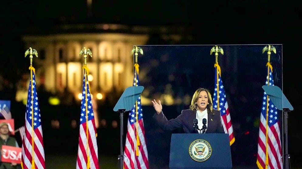 dpatopbilder - Democratic US presidential candidate Kamala Harris delivers a speech during a campaign rally at the Ellipse near the White House. Photo: Stephanie Scarbrough/AP/dpa