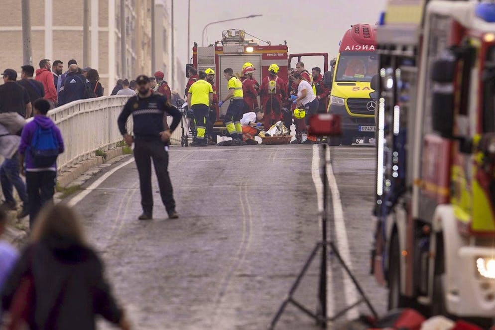 Le inondazioni in Spagna. Le squadre di soccorso circondano il corpo di una persona a terra dopo essere stata salvata da un'inondazione a Valencia, Spagna, mercoledì 30 ottobre 2024.